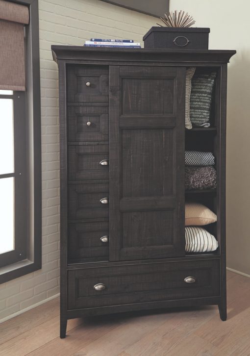 Nicolas sliding door chest room